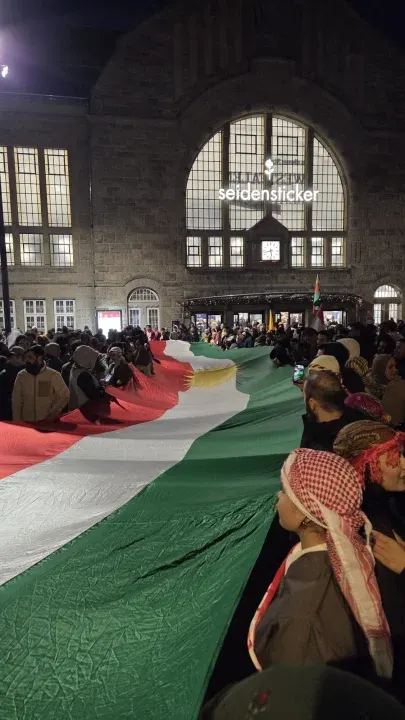 Bielefeld'de yerli ve göçmen emekçiler yine Rojava için alanlardaydı...