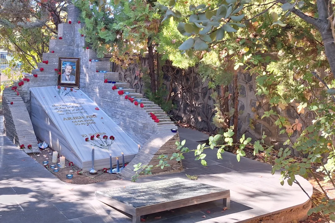 Kürt Şair Arjen Arî mezarı başında anıldı...