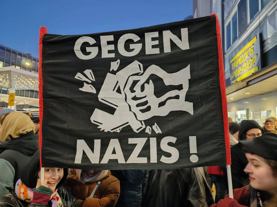 50 Jahre nach Franco: Nazi-Marsch durch Madrid...