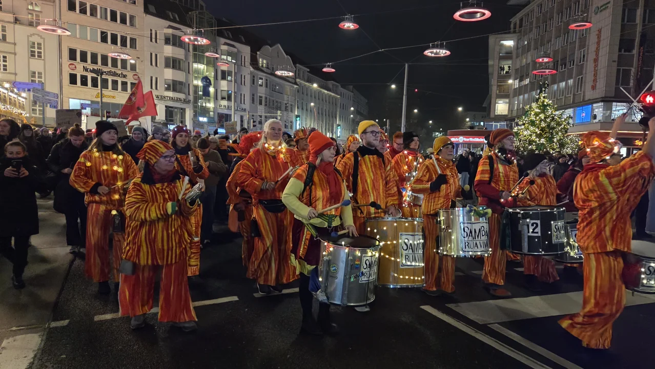 Bielefeld'de de kadınlar baskıya ve şiddete karşı yürüdü...