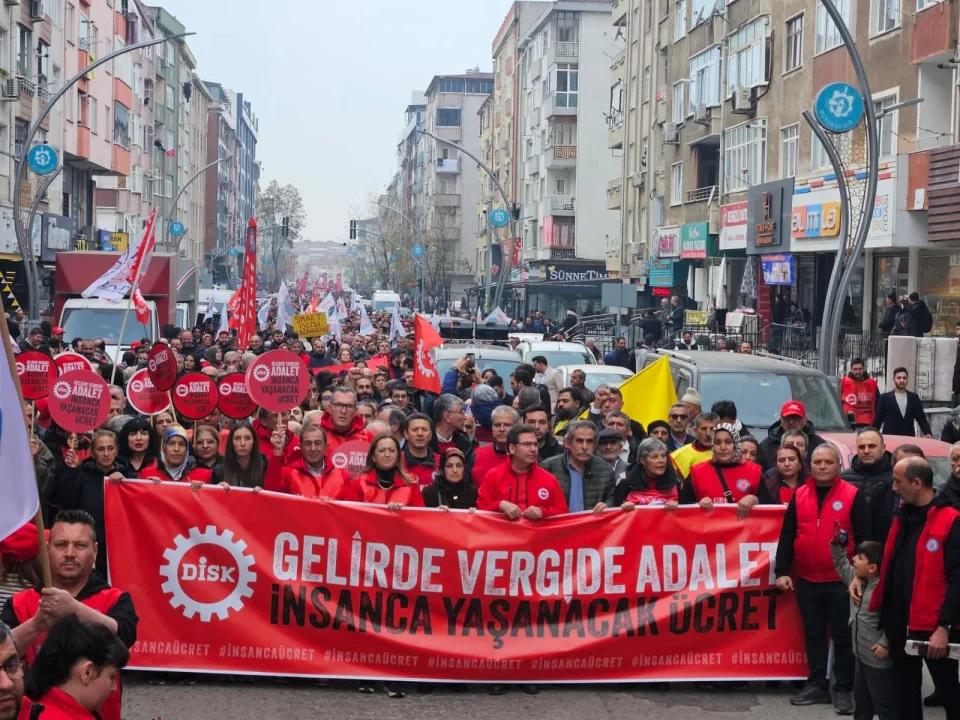 DİSK iş ekmek ve özgürlük için Ankara’ya yürüyor...