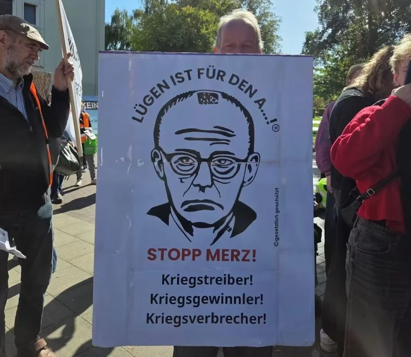 Bielefeld’de öğrenciler savaşa, silahlanmaya ve zorunlu askerliğe karşı yürüdü...