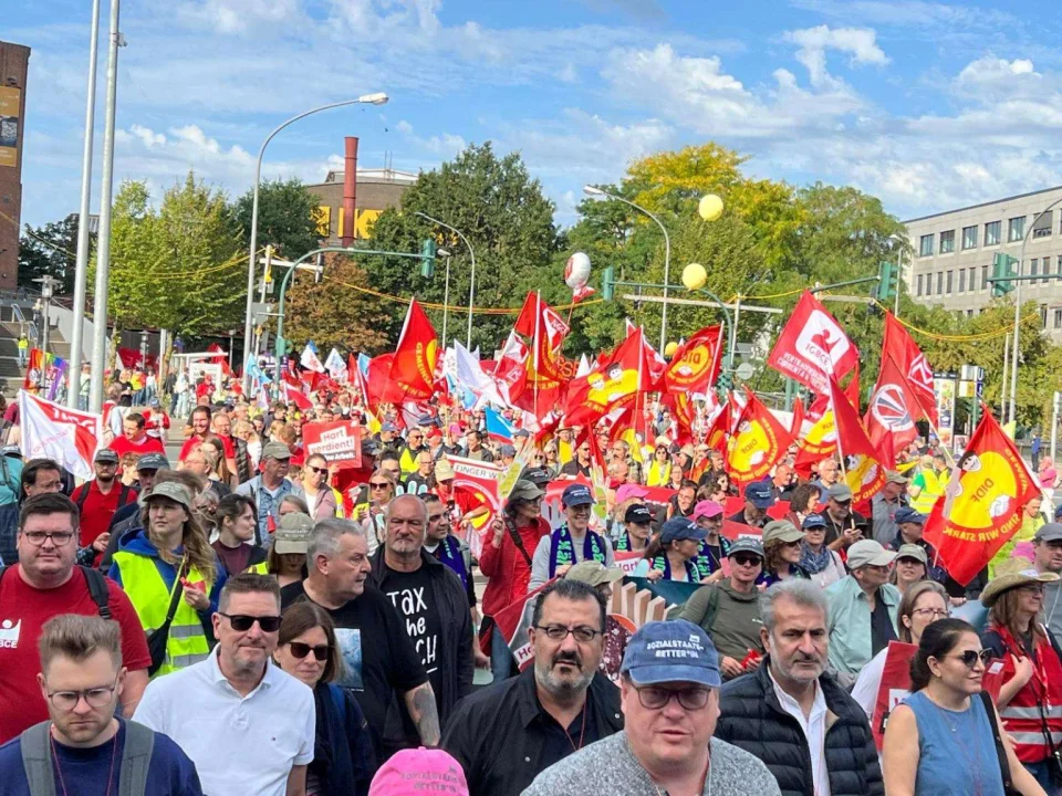 Almanya'da yüzbinlerce işçi ve emekçi Friedrich Merz hükümetini protesto etti...